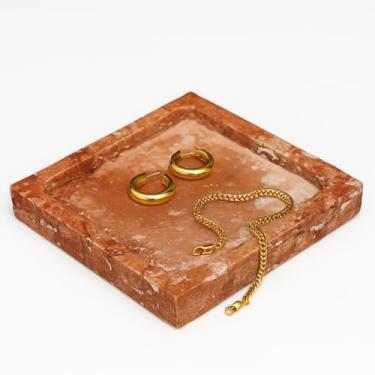 Imagem de noadre Bandeja de joias quadrada de mármore travertino natural, 12,4 cm – Prato acessório de pedra decorativa para anéis, brincos, colares, perfume e chaves, presente para mulheres (vermelho)