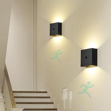 Imagem de Lâmpada de parede com bateria LED com detector de movimento Arandelas internas recarregáveis Iluminação de parede magnética moderna sem fio para escada Sala de estar Quarto mesa de cabeceira (Luz