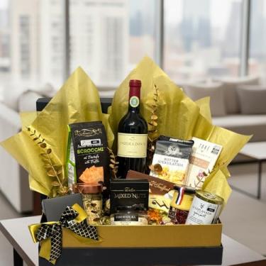 Imagem de Cesta de Presente Gourmet Premium G&O Angélica Prestige com Vinho Angélica Zapata Malbec, Queijos e Acompanhamentos Selecionados