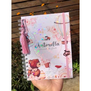 Imagem de Caderneta de Saúde Infantil Personalizada, Tema Brinquedos Vintage Menina, Capa Holográfica, A5, com Chaveiro e Pingente