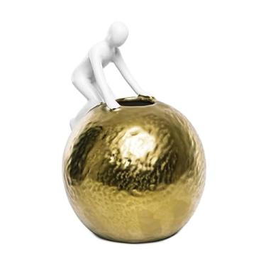 Imagem de Escultura Figura Na Bola Dourada 20Cm