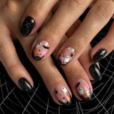 Imagem de 24 peças de unhas postiças curtas de amêndoa para Halloween, unhas postiças, purpurina, pretas, com desenhos de aranhas e fantasmas, capa completa, cola reutilizável nas unhas para mulheres e meninas