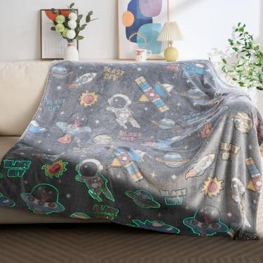 Imagem de Cloele Cobertor que brilha no escuro para meninos de 2, 3, 4, 5, 6, 7, 8, 9 e 10 anos - decoração de quarto de astronauta, cobertor de flanela para viagem, presente luminoso de aniversário, Natal, Dia