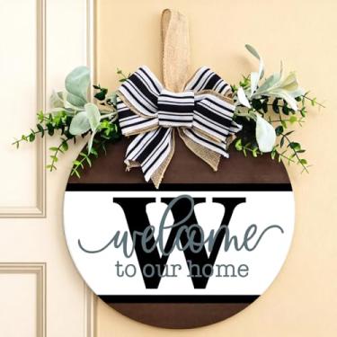 Imagem de Guirlanda personalizada para porta da frente com inicial familiar (A-Z) - placa de boas-vindas de madeira de 30 cm, guirlanda de eucalipto e cabide rústico de serapilheira | Decoração de varanda de