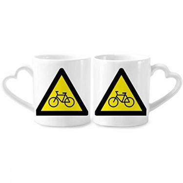 Imagem de Símbolo de aviso amarelo preto bicicleta triângulo casal caneca porcelana conjunto de cerâmica copo amante alça coração
