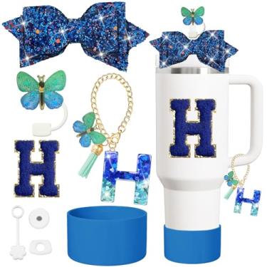 Imagem de XIANGYUAN Conjunto de acessórios de copo de 8 peças, tampa de palha para copo Stanley de 850 g ou 1,134 g, adesivo para decorações Stanley, pingente de letra inicial personalizado (azul H)