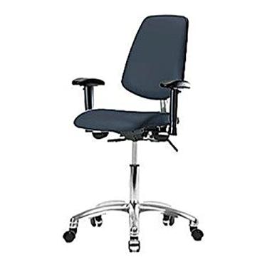 Imagem de Thomas 1163U44 Cadeira de vinil para sala limpa com encosto médio, base cromada, sem inclinação, braços ajustáveis, desliza, azul imperial