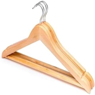 Imagem de Cabides para roupas elegantes, madeira envernizada e ganchos resistentes, perfeitos.