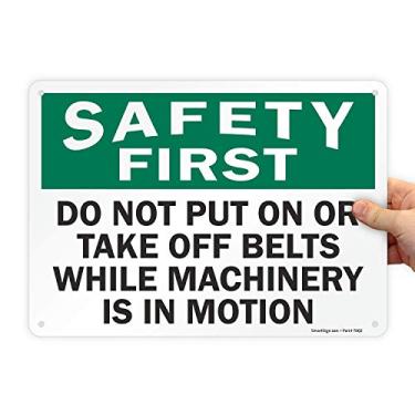 Imagem de SmartSign Placa OSHA "Safety First - Do Not Put On Or Take Off Belts While Machinery Is In Motion" de 25,4 x 35,5 cm, impressa digitalmente, plástico HDPE de 55 mm, verde, preto e branco