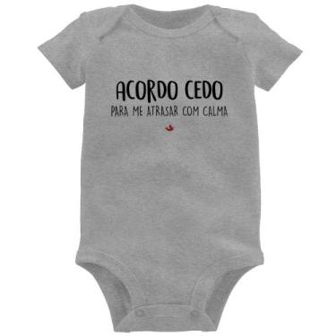 Imagem de Body Bebê Acordo cedo para me atrasar com calma - Foca na Moda, Cinza,
