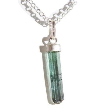 Imagem de Colar Canudo Pedra Turmalina Azul Bruto Envolto Prata 950 - Cristaisde