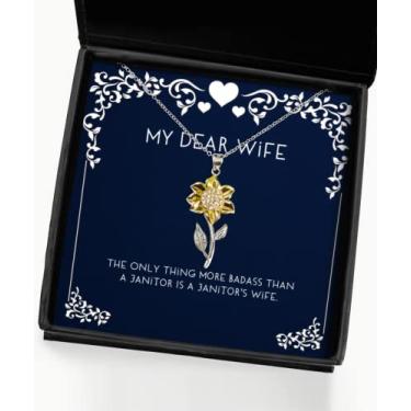 Imagem de Presentes divertidos para esposa, The Only Thing More Badass Than a Janitor is a Janitor's Wife, Wife Colar com pingente de girassol de marido