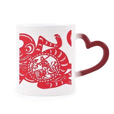 Imagem de Caneca Papercut chinesa com tema de macaco do zodíaco chinês sensível ao calor, caneca de grés que muda de cor vermelha