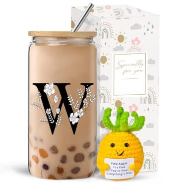 Imagem de Copo de vidro com inicial monograma com tampas e canudos, conjunto de presente personalizado com boneca, xícara de café gelado de 473 ml para mulheres, presente de aniversário, Natal, dia das mães