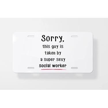 Imagem de Capa para placa de licença Sorry This Guy is Taken by A Super Sexy Social Worker - Capa para placa de carro - Capa de moldura para placa de carro - 15 x 30 cm