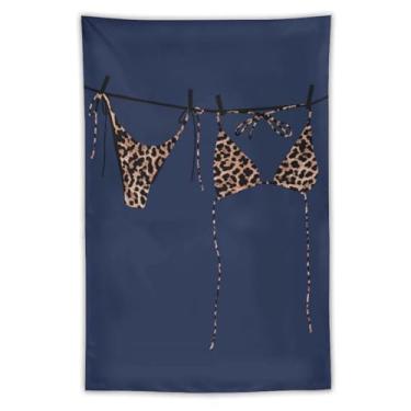 Imagem de Tapeçaria de biquíni online, estampa de leopardo, fundo azul escuro, arte minimalista, decoração de casa temática de praia para quarto, banheiro, ambiente de verão, tapeçaria de 102 x 152 cm