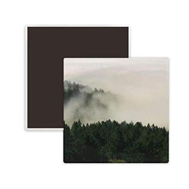 Imagem de Lembrança de ímã quadrado de cerâmica com ímã de geladeira de montanha neblina floresta céu nuvem