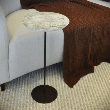 Imagem de Mesa Lateral Norina ALTA, tampo redondo MDF/Marmorizado Imerso e base Aço Corten. Marmorizado