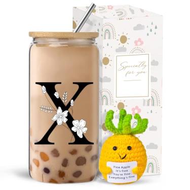 Imagem de Copo de vidro com inicial monograma com tampas e canudos, conjunto de presente personalizado com boneca, xícara de café gelado de 473 ml para mulheres, presente de aniversário, Natal, Dia das Mães