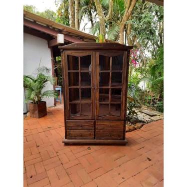 Imagem de Cristaleira 2 Portas e 4 Gavetas de Madeira Maciça