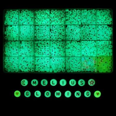 Imagem de Melius 1450 peças de contas de acrílico que brilham, contas alfabéticas que brilham no escuro em caixa de grade 28 para fazer joias, pulseiras DIY, colares, chaveiros brilhantes, 4 x 7 mm)