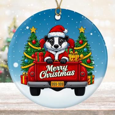 Imagem de DamienBrightGift Enfeite de Natal Badger in Red Truck - Decoração de cerâmica animal de Papai Noel fofo - Presente de lembrança de feriado de criatura da floresta - Decoração caprichosa de árvore de