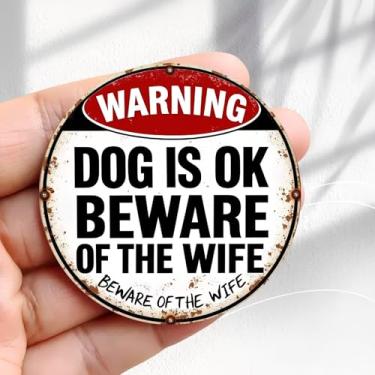 Imagem de Ímã de geladeira vintage aviso cão ok cuidado com a esposa placa design -5,8 cm acrílico redondo adesivo de geladeira decoração retrô presente tamanho perfeito para geladeira, armário ou qualquer