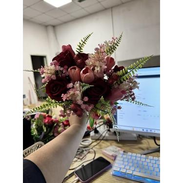 Imagem de GYWJJ Buquê de flores artificiais para o dia dos namorados, flores falsas, rosas vermelhas, hastes de seda, arranjo de flores para decoração de vaso de casa