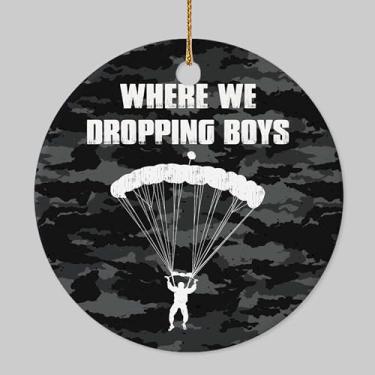 Imagem de Decorlion Enfeite de Natal - Enfeite de cerâmica "Where We Dropping Boys", ornamento de cerâmica divertido para jogos para adolescentes, gamers, namorados – Presente de árvore de Natal para jogadores