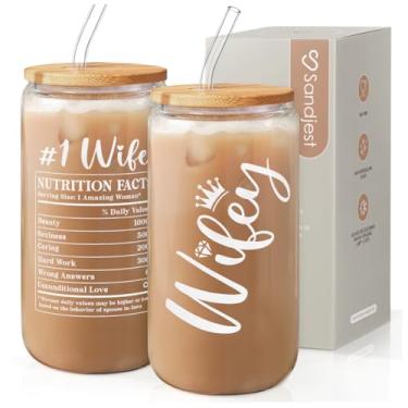 Imagem de SANDJEST Garrafa de vidro para esposa, copo de vidro Wifey com tampa e canudo, lata de vidro estética de café gelado, presente ideal para Natal, casamento, aniversário, dia dos namorados, presentes