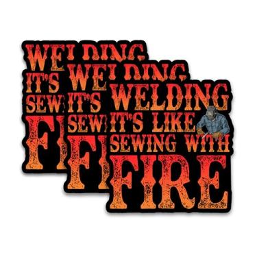 Imagem de Conjunto de 3 peças de adesivo de soldagem é como costura com fogo engraçado soldador trabalho capacete meme humor adesivo livrinho impermeável 7,6 cm de vinil cortado para garrafa de água, laptop,