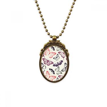 Imagem de DIYthinker Borboleta em fundo rosa pálido, colar antigo, pingente de contas vintage