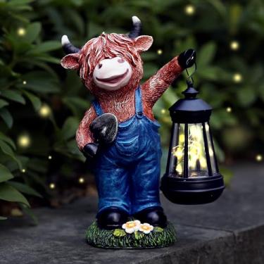 Imagem de WSHMZYHOME Estátua de jardim de vaca Highland com lanterna solar, estatueta decorativa de animal de fazenda, macacão azul, ornamento de gramado ao ar livre