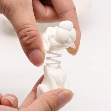 Imagem de Estatueta de cachorro branco sentado impresso em 3D para exibição de mesa, lindo modelo de animal decorativo para destaque de prateleira ou centro de mesa