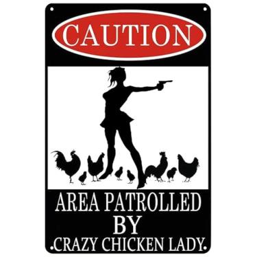 Imagem de Caution Area Patrolled by Crazy Chicken Lady placa de lata Wonman Gun placas de metal engraçadas placa de decoração de arte de parede para casa, bar, clube, fazenda quintal, loja 20 x 30 cm