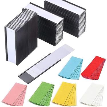 Imagem de Pacote com 50 porta-etiquetas magnéticas de canal C 1 x 3 com 100 inserções de cartão brancas, 50 protetores de plástico transparente e 25 inserções coloridas de cartão em azul, verde, amarelo, rosa e