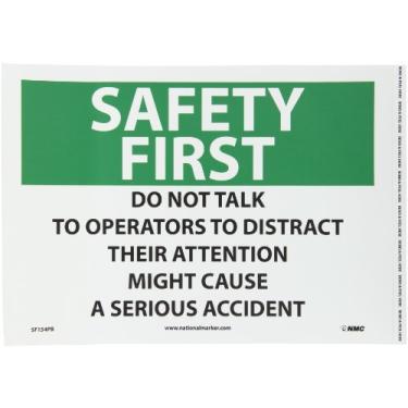 Imagem de NMC Placa SF154PB OSHA, legenda "SAFETY FIRST - DO NOT TALK TO OPERADORS TO DISTRACT THEIR THIGHT CAUSE A SERIOUS ACCIDENT", 35,5 cm de comprimento x 25,4 cm de altura, vinil sensível à pressão,