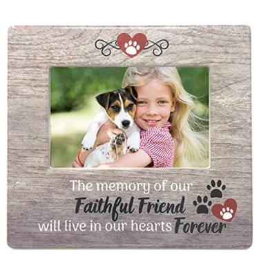 Imagem de BANBERRY DESIGNS Pet Memorial Frame - The Memory of Our Faithful Friend Will Live in Our Hearts Forever - Rustic Brown Barn Wood Like Background - Pawprint and Heart Design - 4 X 6 Picture Opening