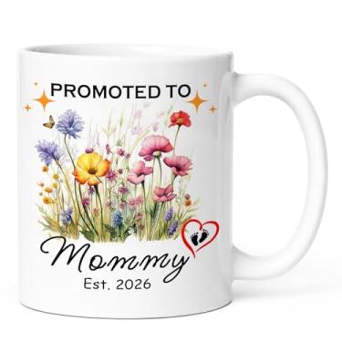 Imagem de KOXAME Presente de mãe para anúncio de gravidez, caneca promovida à mamãe 2026 325 ml, caneca reveladora de bebê presente para nova mãe (mommy2026)