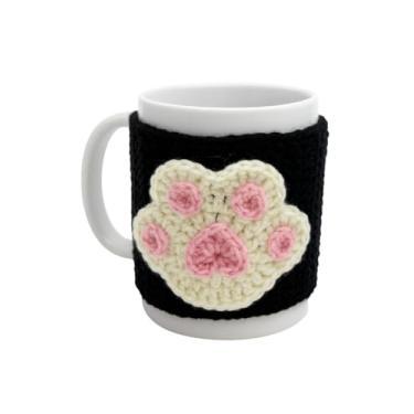 Imagem de Caneca de crochê feita à mão aconchegante com design de impressão de pata, fio de algodão preto e creme, detalhes de pata rosa, serve para canecas padrão de 325 ml, proteção das mãos para bebidas