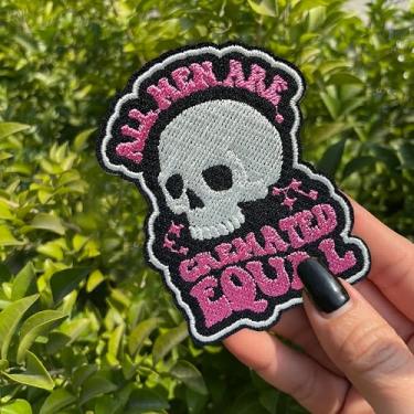 Imagem de All Men are Cremated Equal Patch 7,6 cm Caveira Moderna Feminista Humor Negro Ferro On/Costurado Tecido Bordado Aplique Remendos para Caminhoneiro Chapéus Roupas Mochila, Acessórios Faça Você Mesmo