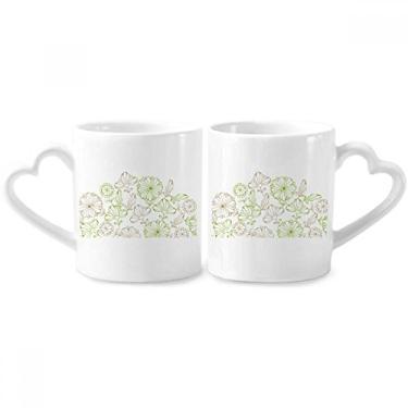 Imagem de Conjunto de canecas de porcelana de casal com estampa decorativa de grama e flores frescas para desenho de grama e coração