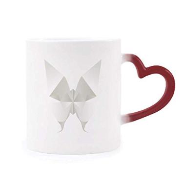 Imagem de Caneca de grés com estampa abstrata de origami com borboleta branca sensível ao calor que muda de cor vermelha