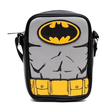 Imagem de Bolsa transversal redonda de couro vegano DC Comics com alças ajustáveis, close-up do personagem Batman com apliques de morcego e cinto, preta e cinza, Cinza, 8.0" x 6.5"