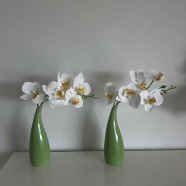 Imagem de jeseea Vaso verde artificial Phalaenopsis flor orquídea + vaso branco arranjos de orquídea falsa peça central para mesa de sala de jantar
