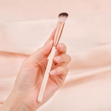 Imagem de Pincel angular para contorno de nariz – Pincel de mistura de precisão para sombreamento do nariz, soquete e sombra – Cerdas sintéticas macias para trabalho detalhado