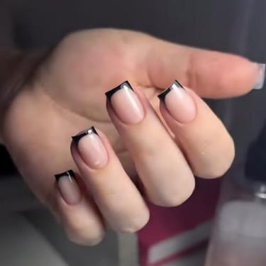Imagem de Unhas postiças curtas quadradas francesas pretas com design simples, cobertura completa, cola artificial em bastão falso para mulheres, 24 peças