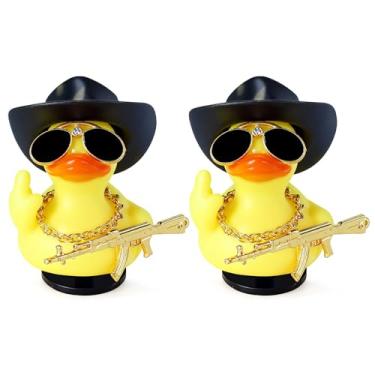Imagem de BOZILY 2 peças engraçadas de pato de borracha com chapéu de caubói, AK47 dourado, óculos de sol e colar - decoração legal de painel de carro para adultos, decoração de escritório e casa