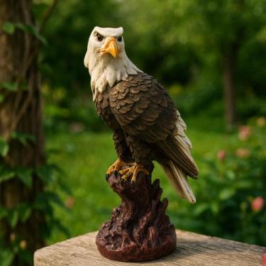 Imagem de Águia Gavião Realista no Toco em Gesso - AY, Marrom