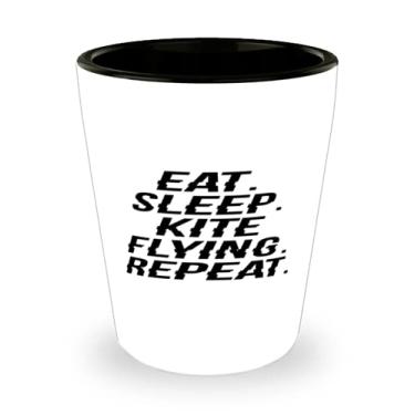 Imagem de de pipa voando, comer. Durma voando. Repetir, melhor copo de shot para amigos de